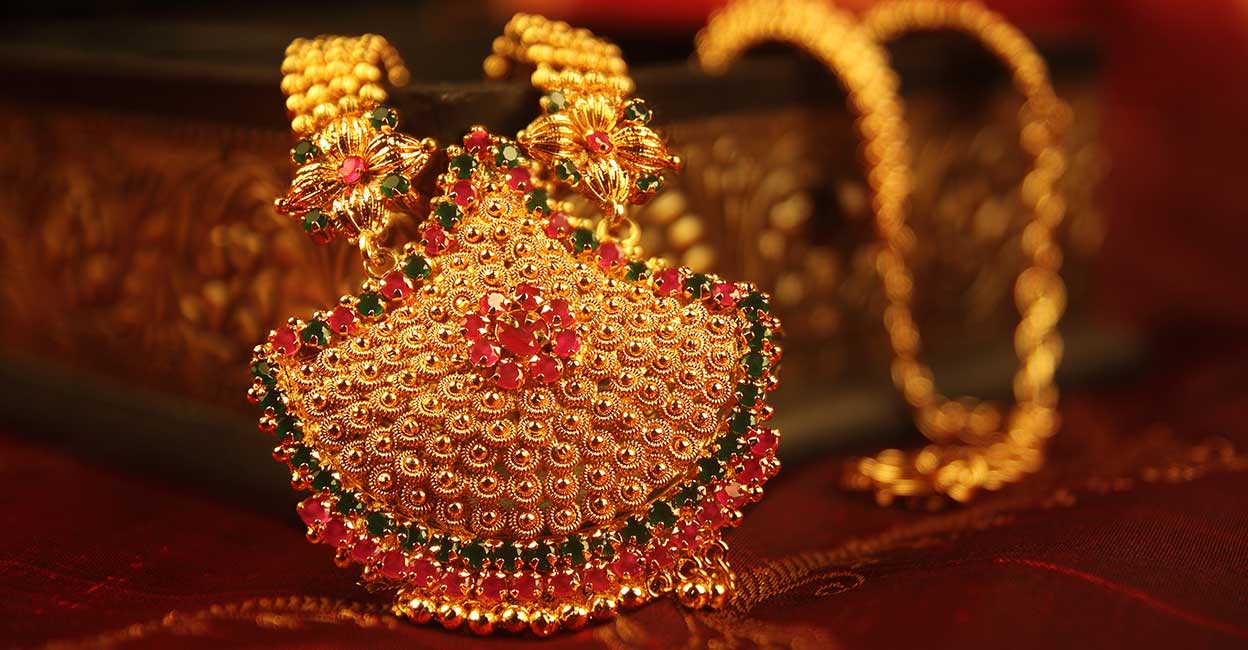 Gold-ornament-1.jpg