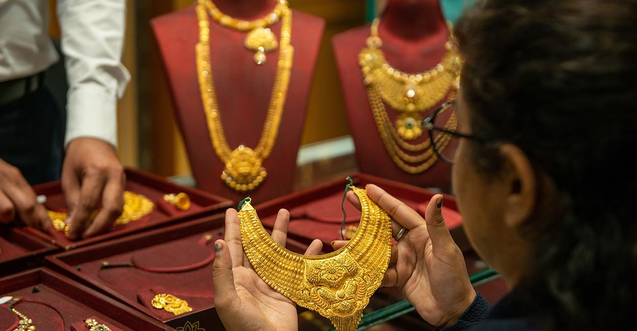 gold-shutterstock_1965838276.jpg