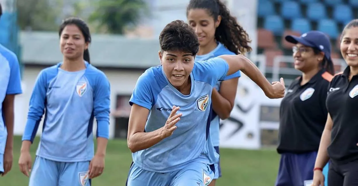india-women-team-practise.jpg