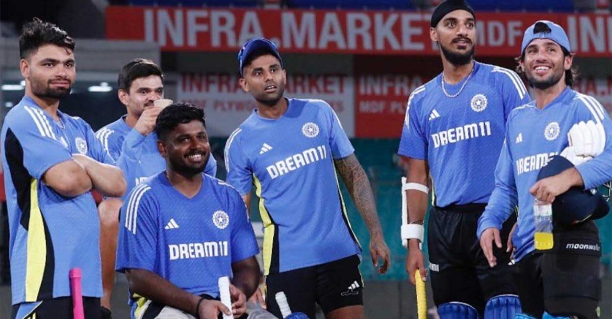 sanju-samson-with-team-mates.jpg