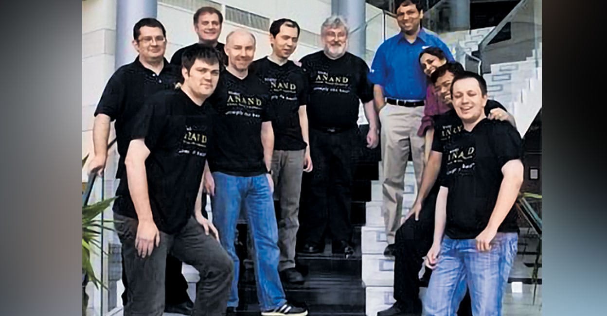 vishwanathan-anand-and-aruna-with-practice-team.jpg