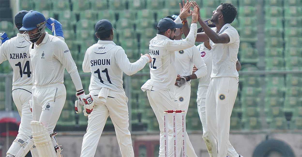 kerala-cricket-team-wicket-celebration.jpg