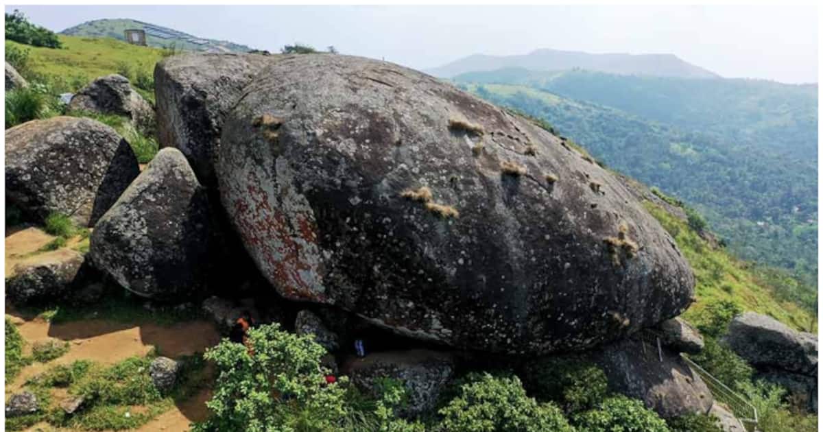 പാറകൾക്ക് ഇടയിലൂടെ ഞെരുങ്ങി ഒരു സാഹസിക യാത്ര ആയാലോ? ആമപ്പാറയിലേക്ക് വിട്ടോളൂ...