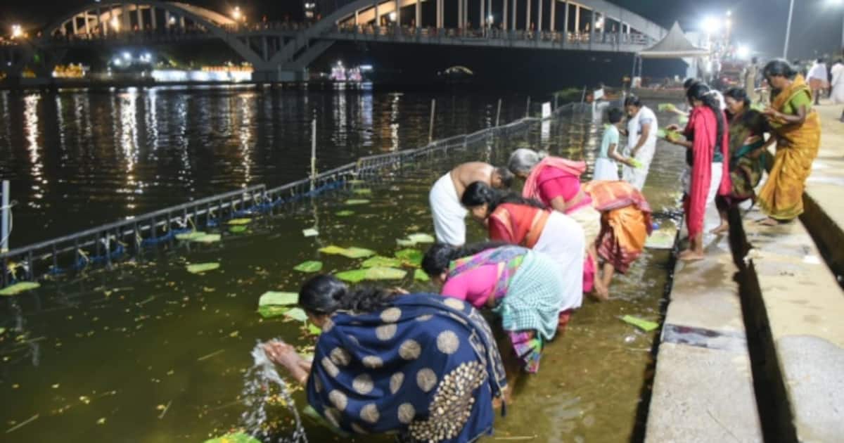വ്രതാനുഷ്ഠാനങ്ങളോടെ പിതൃബലി അർപ്പിക്കാൻ ലക്ഷങ്ങൾ; ആലുവ മണപ്പുറത്ത് ബലിതർപ്പണ ചടങ്ങുകള്‍ പുരോഗമിക്കുന്നു