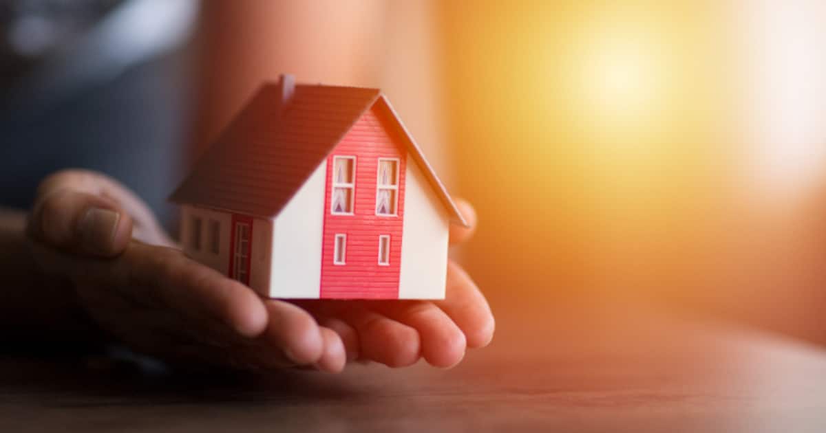 മരിച്ചുപോയ അച്ഛന്‍റെ ഓർമകൾ നഷ്ടപ്പെടാതിരിക്കാൻ വീട് മുഴുവനായി 100 അടി മാറ്റി സ്ഥാപിച്ച്