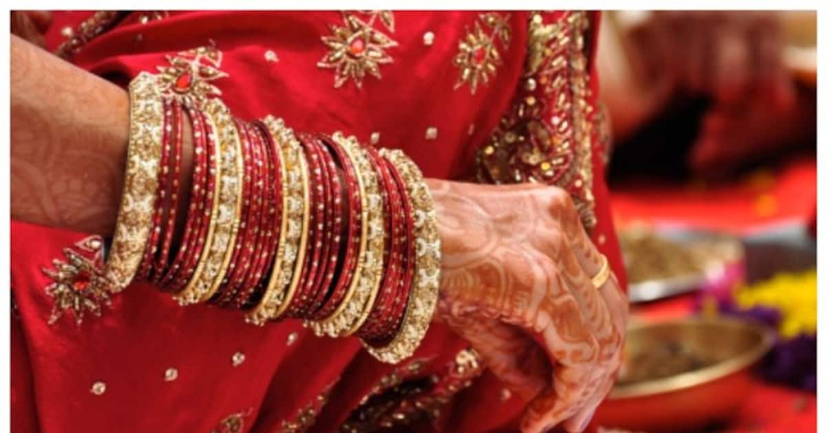 എരുമയെ വാങ്ങാനായി രണ്ടാം വിവാഹം, സമൂഹ വിവാഹ വേദിയിലെത്തി യുവതിയെ പിടിച്ച് മുൻ