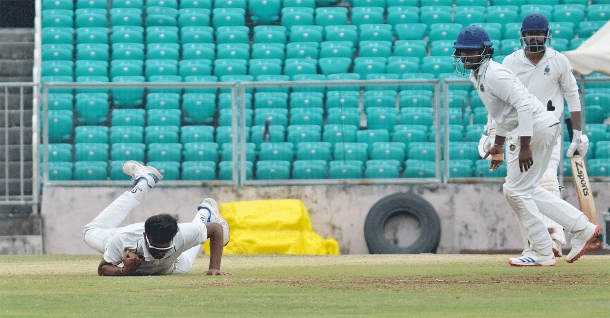 jalaj-saxena-wicket.gif