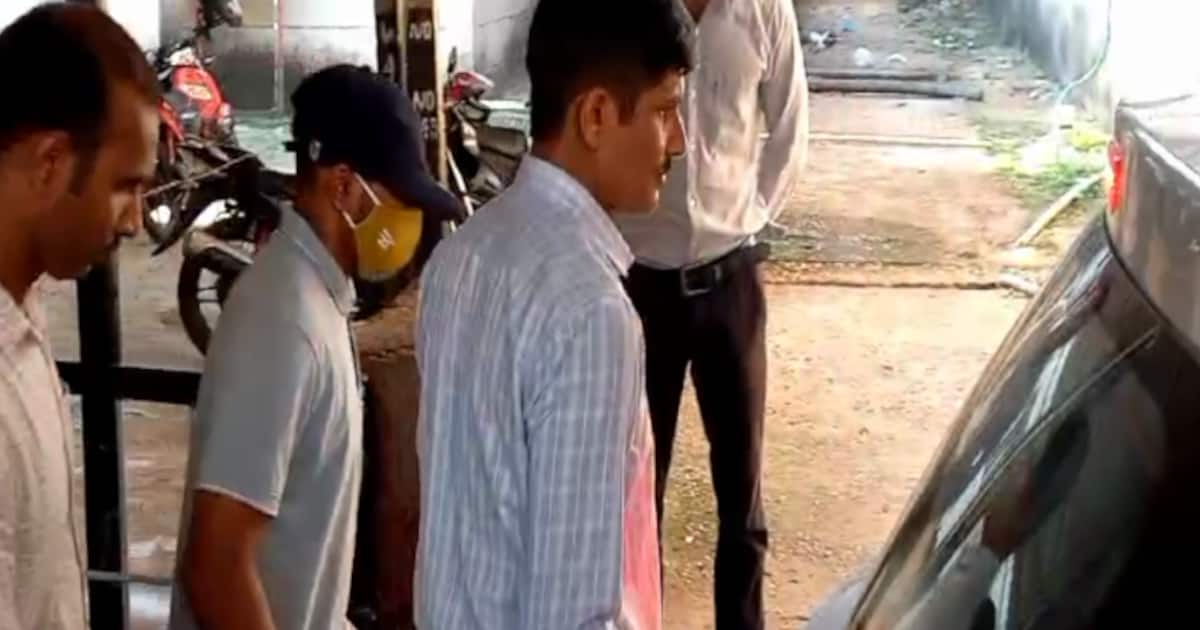 കാർവാർ നേവൽ ബേസിൽ ജോലി, പാക് ചാര സംഘടനയ്ക്ക് വിവരങ്ങൾ കൈമാറിയ 2