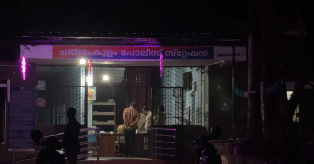 ചങ്ങരംകുളത്ത് ആൾക്കൂട്ടത്തിലേക്ക് വാഹനം ഇടിച്ചു കയറ്റി ആക്രമണം; കോൺ​ഗ്രസ് പ്രവർത്തകന് വെട്ടേറ്റു, പരിക്ക്