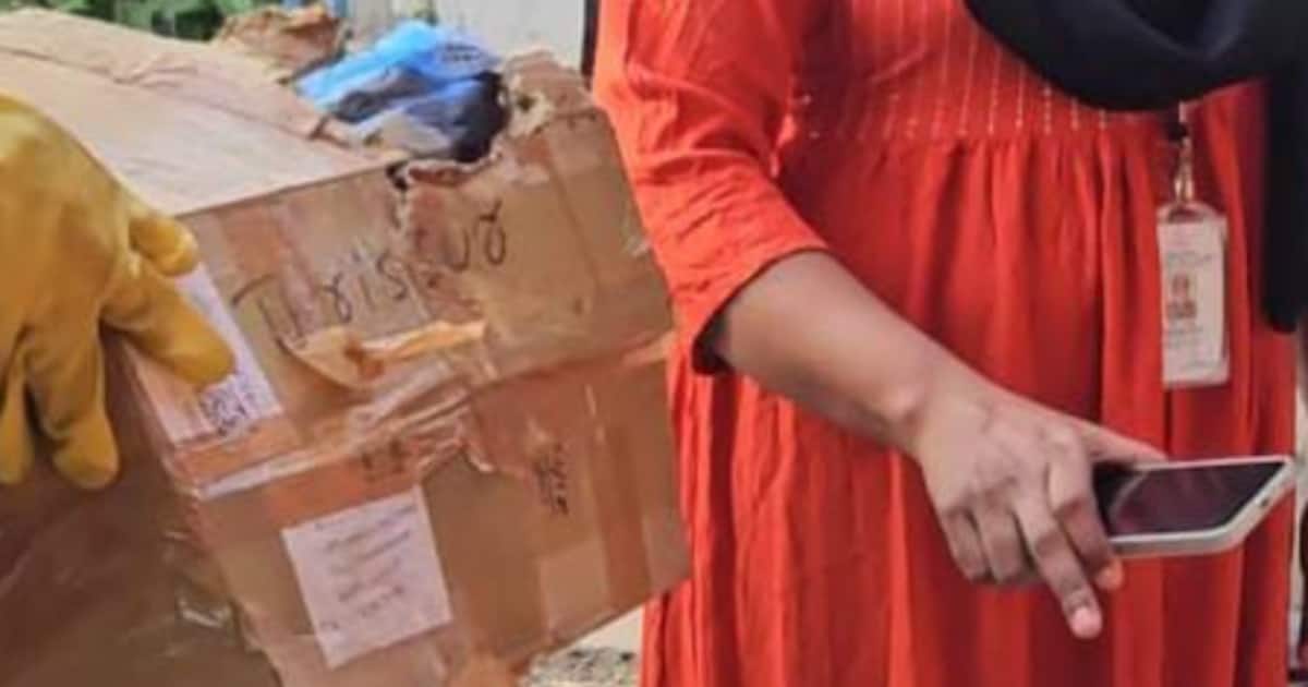 റോട്ടിലുപേക്ഷിച്ച ആ 'പാഴ്സൽ' തിരിച്ചു നൽകി നഗരസഭാ ഉദ്യോഗസ്ഥർ; കൂടെ 5000 രൂപ