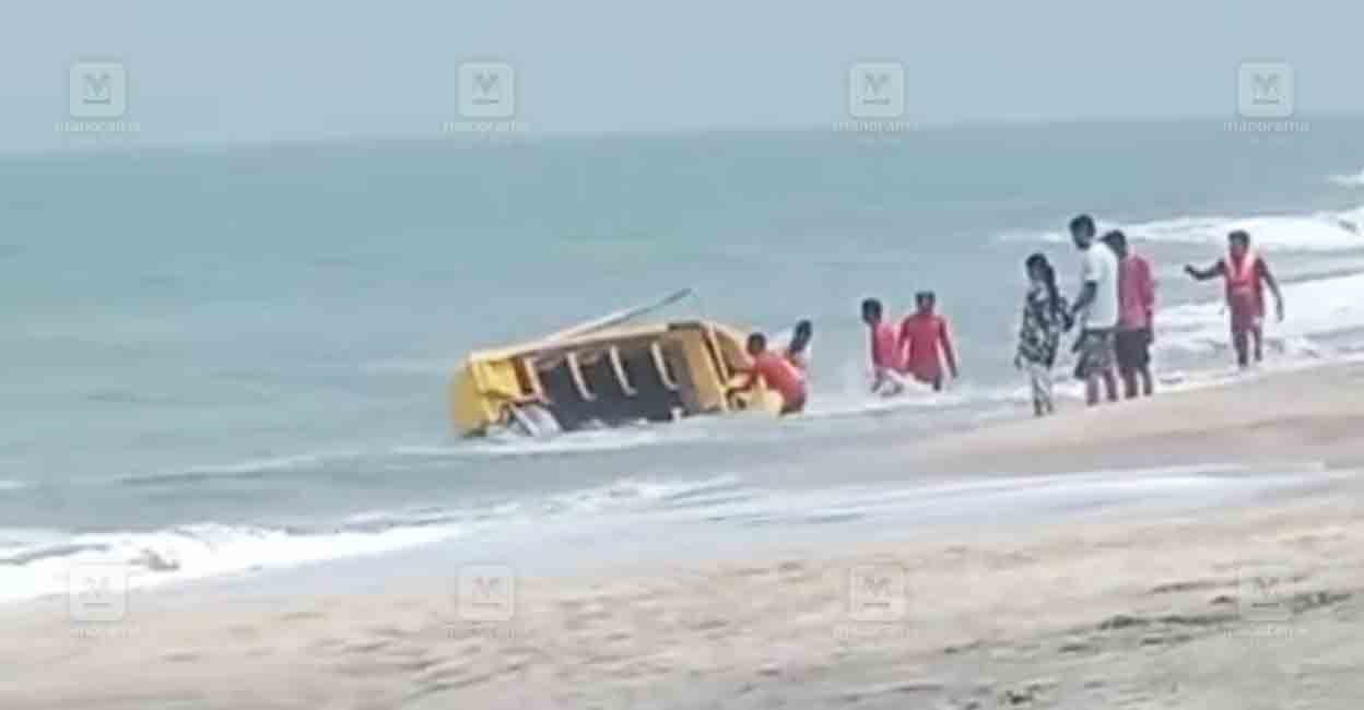 alappuzha-beach-speedboat-wreck-1.jpg