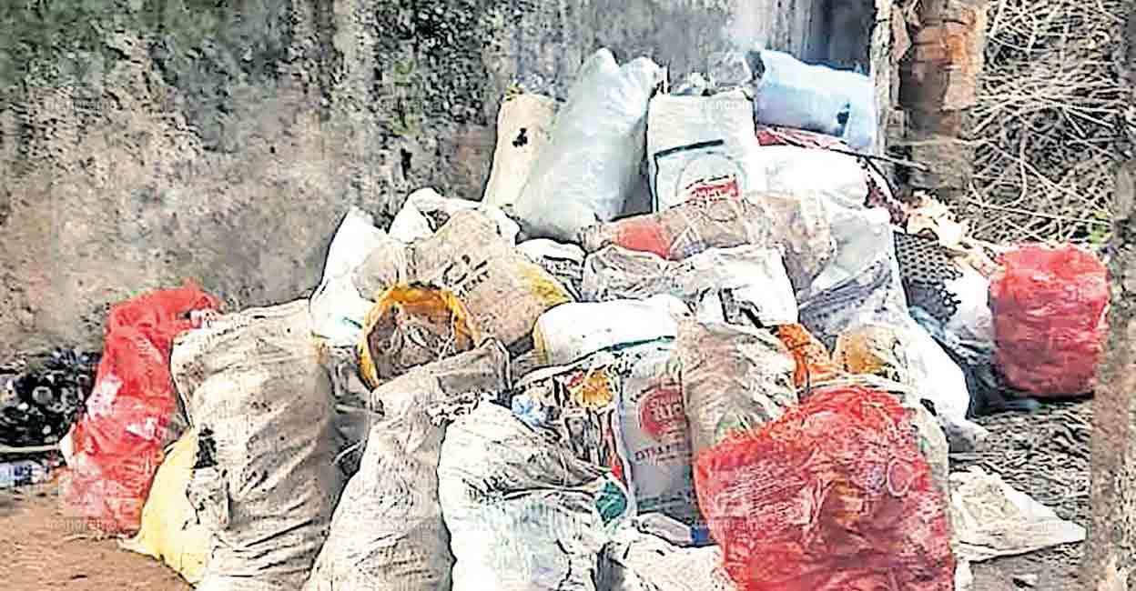devikulam-old-ksrtc-waste.jpg