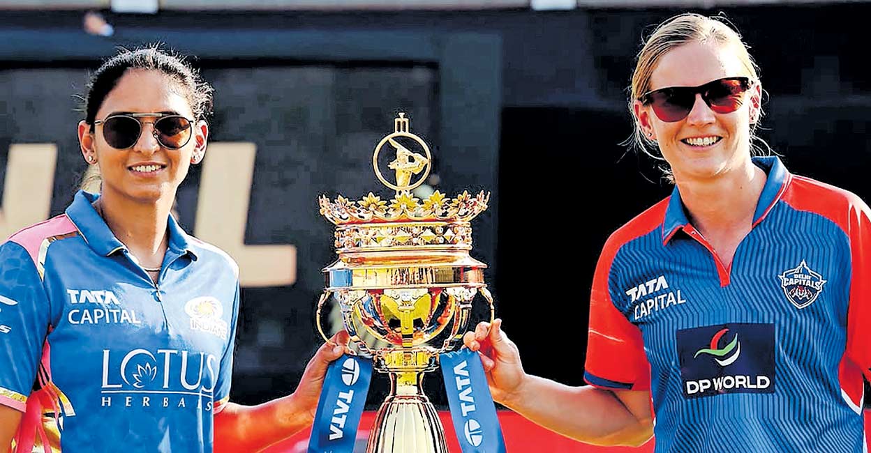 harmanpreet-kaur-meg-lanning-WPL-trophy.jpg