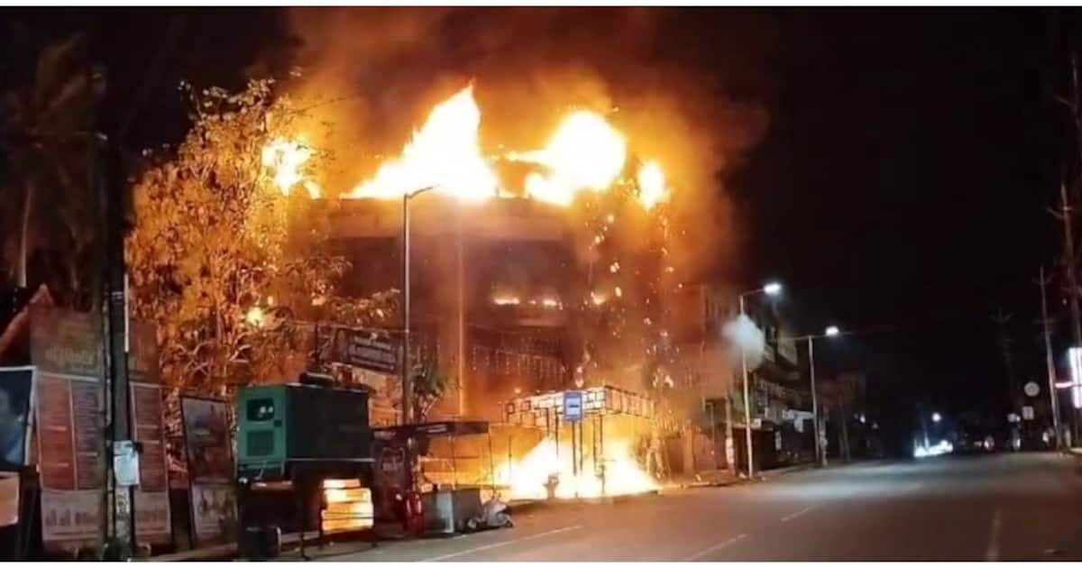 ബാലുശ്ശേരിയിൽ വ്യാപാര സ്ഥാപനത്തിന് തീ പിടിച്ചു, പൂർണ്ണമായും കത്തി നശിച്ചു