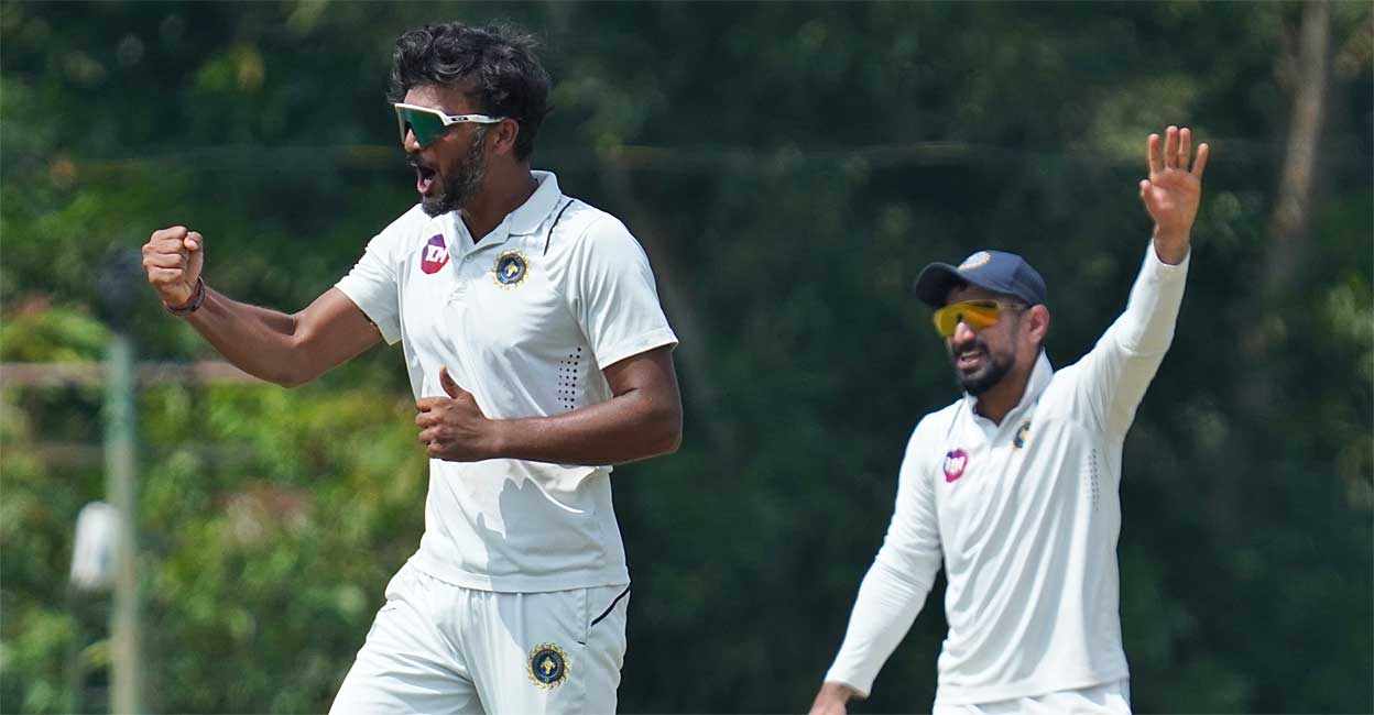 jalaj-saxena-wicket-celebration.jpg