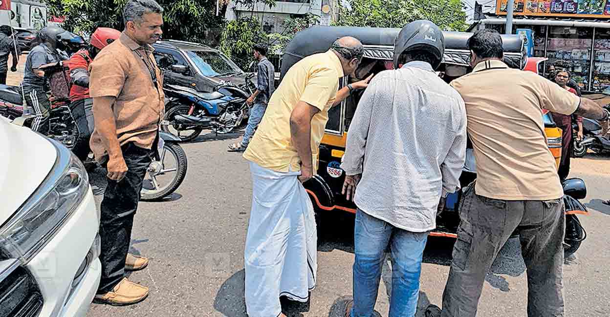 kollam-kn-balagopal-healping.jpg