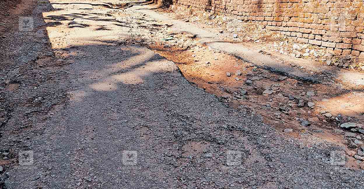 kollam-paravur-road-potholes.jpg
