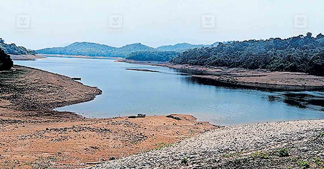 kollam-thenmala-water-decreasing-in-dam.jpg