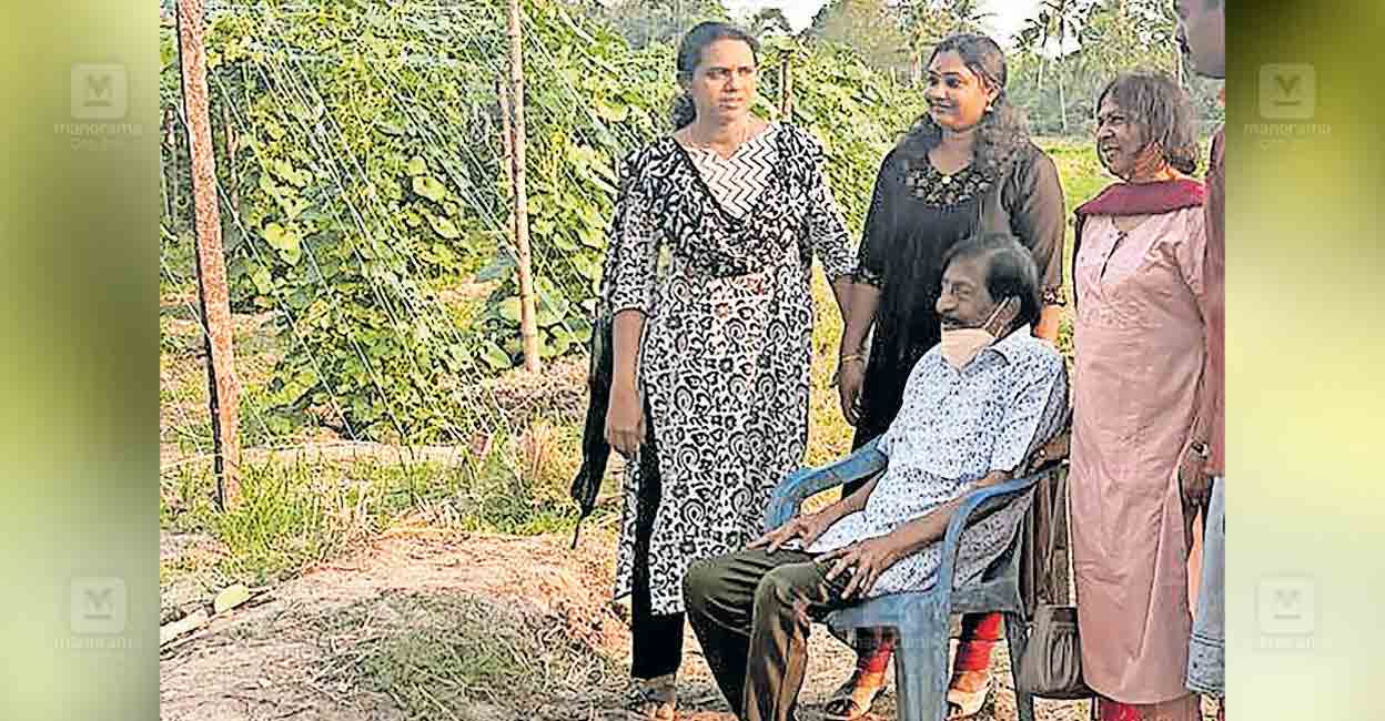 actor-sreenivasan-kandanad-sunflower-field-visit-1.jpg