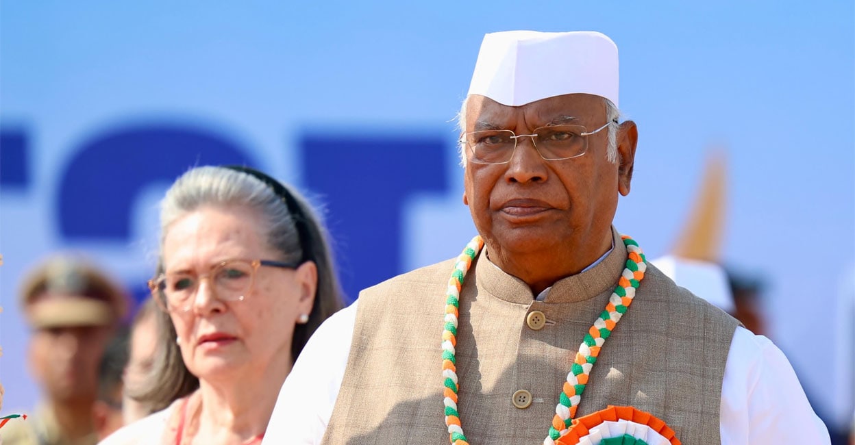 aicc-mallikarjun-kharge-sonia-gandhi.jpg