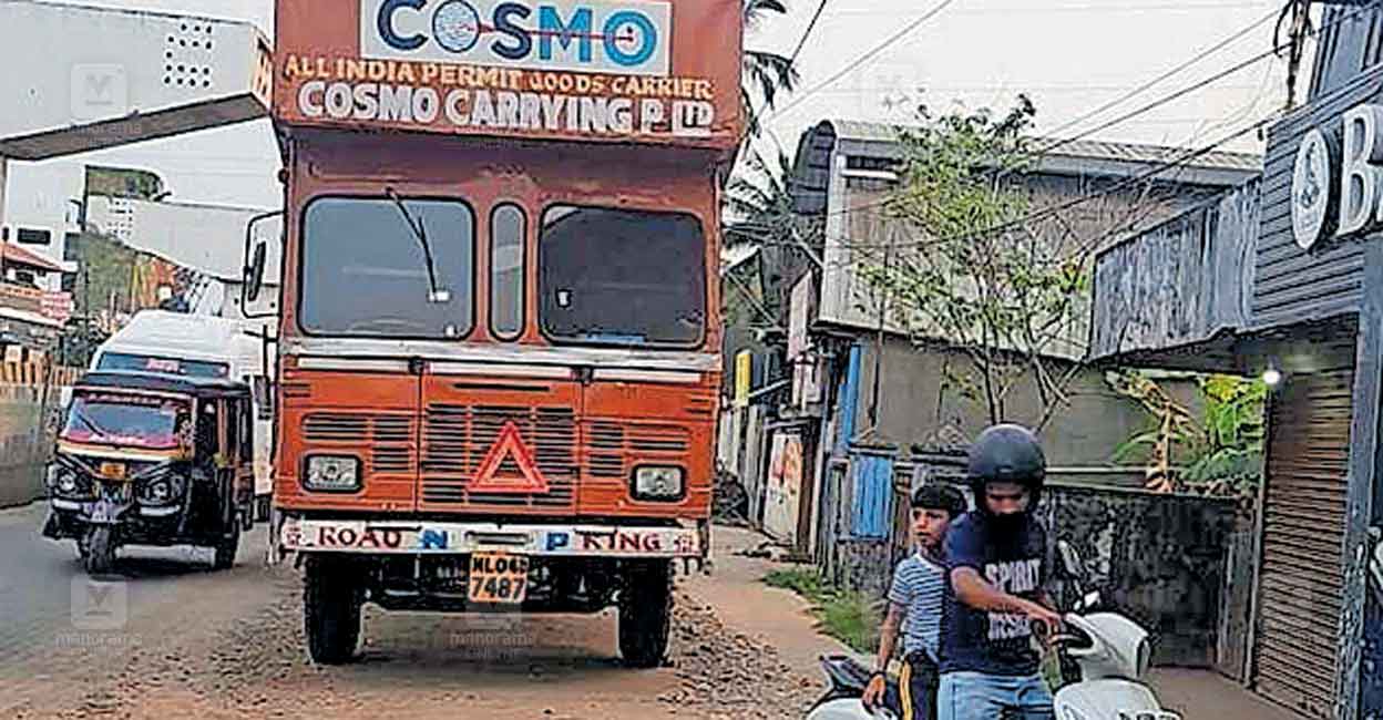 aroor-container-lorry-traffic-jam.jpg