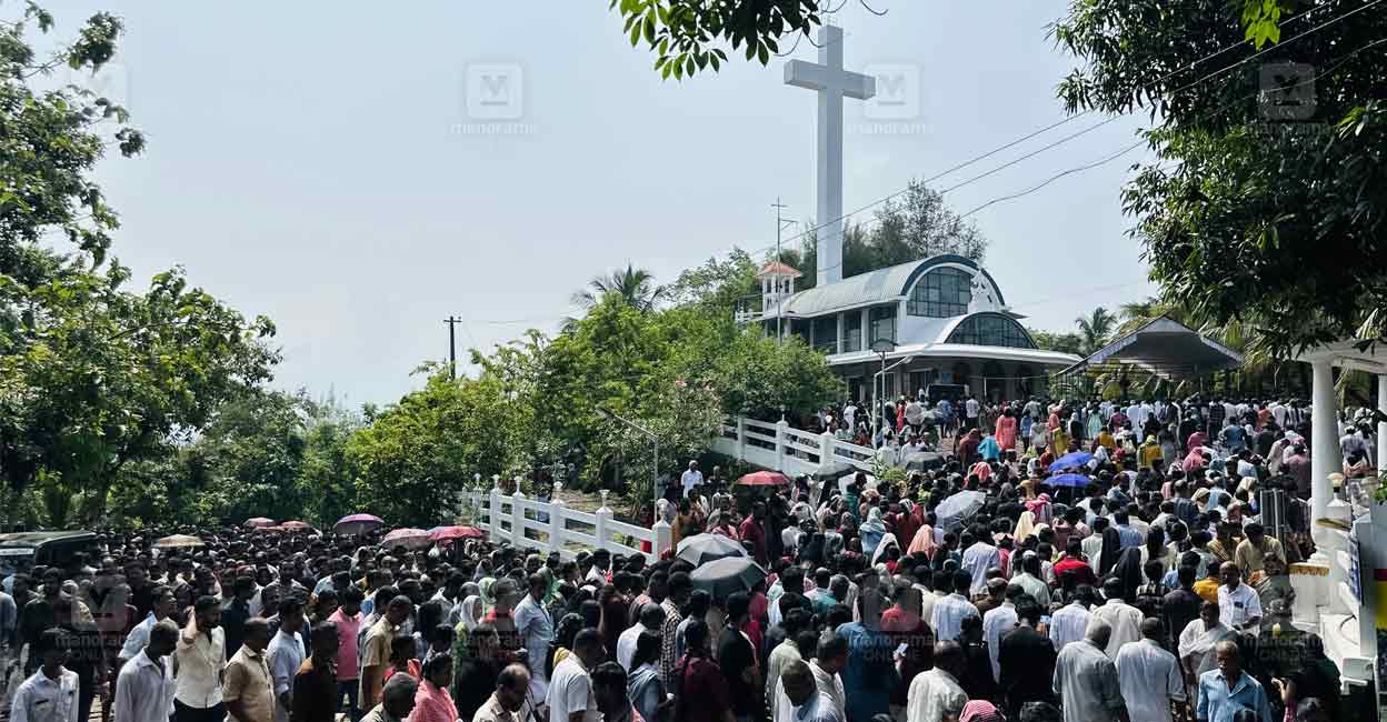 aruvithura-church-good-friday-pilgrimage.jpg