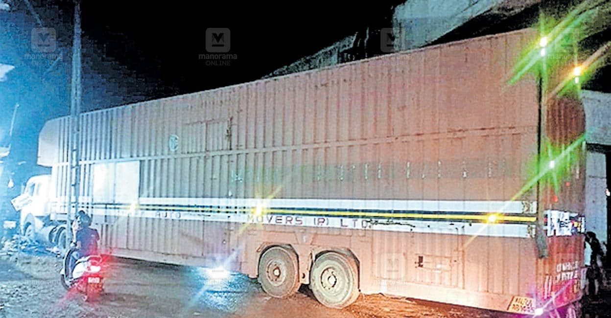 cherkala-container-lorry-accident.jpg