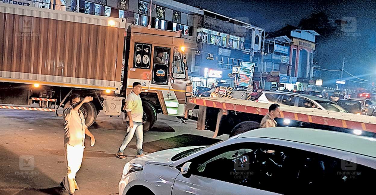 cheruvathoor-town-traffic.jpg