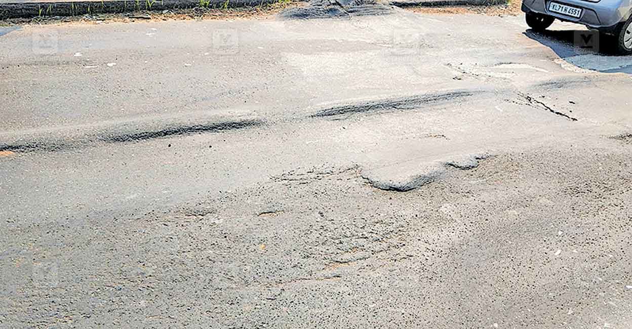 ekm-kalady-road-pothole.jpg