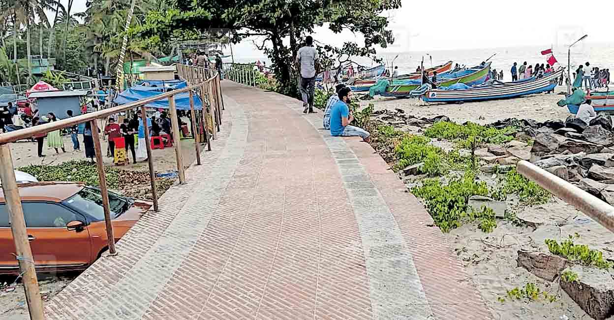 ernakulam-andhakarinazhi-footpath-issue.jpg