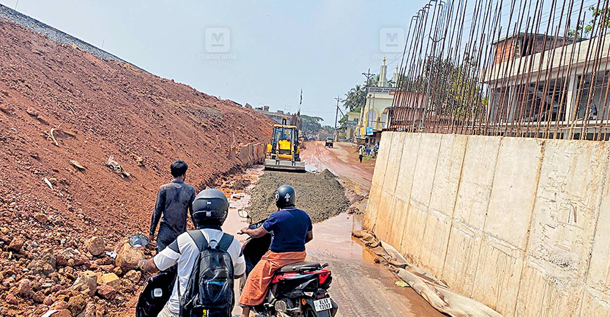 kooliyankal-junction-road-pit.jpg