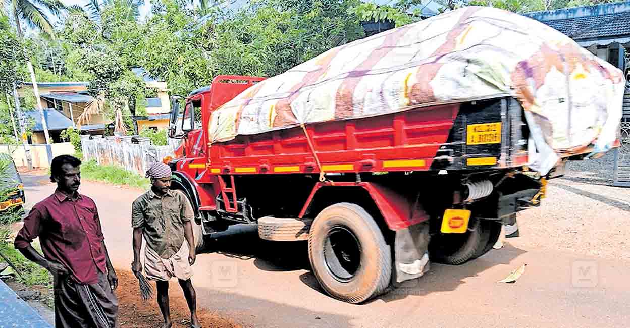 kottayam-tipper-lorry.jpg
