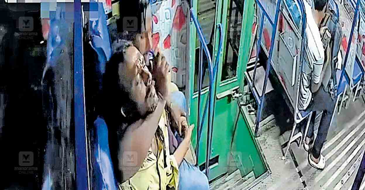 kozhikode-bus-attacked.jpg