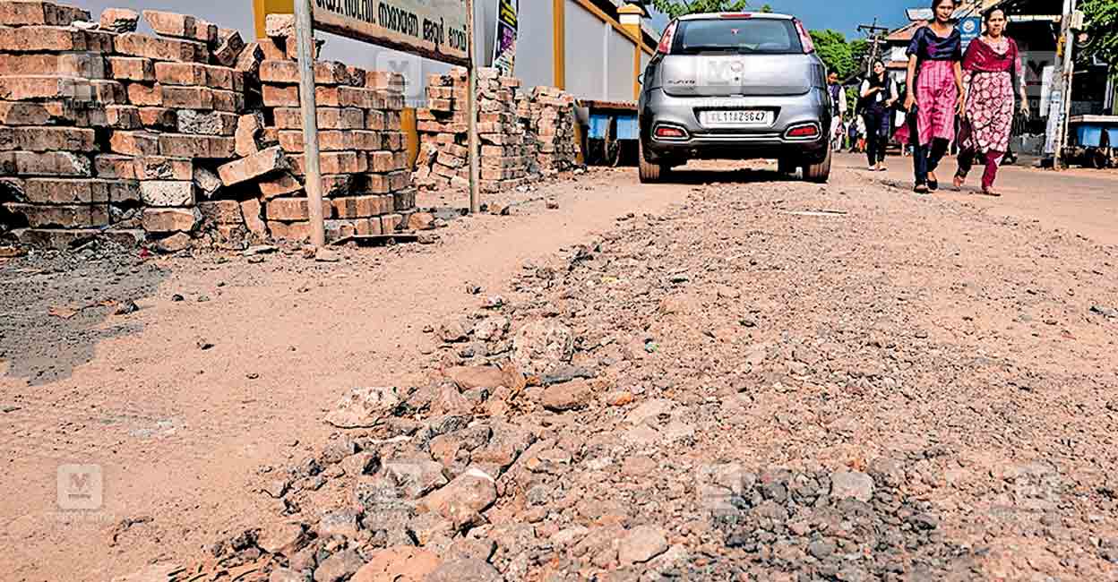 kozhikode-potholes-on-road-1.jpg