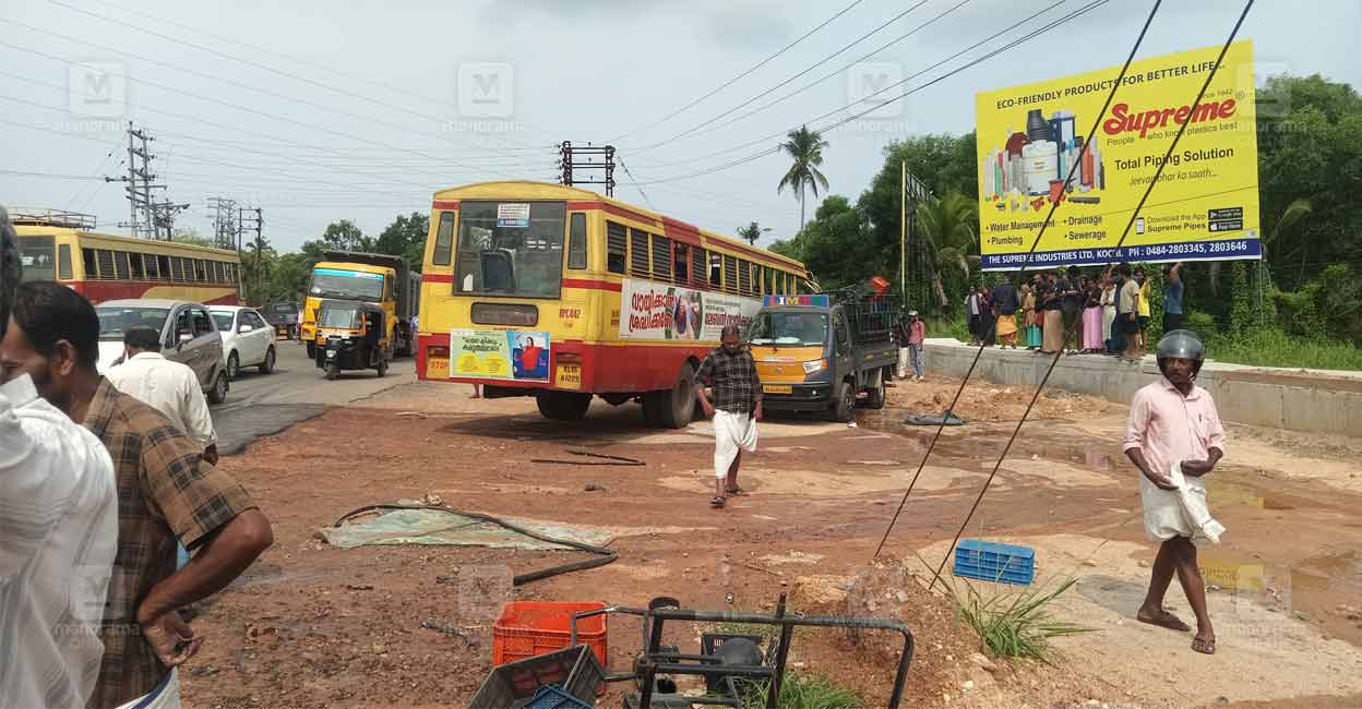ksrtc-bike-accident-karuvatta-alappuzha.jpg