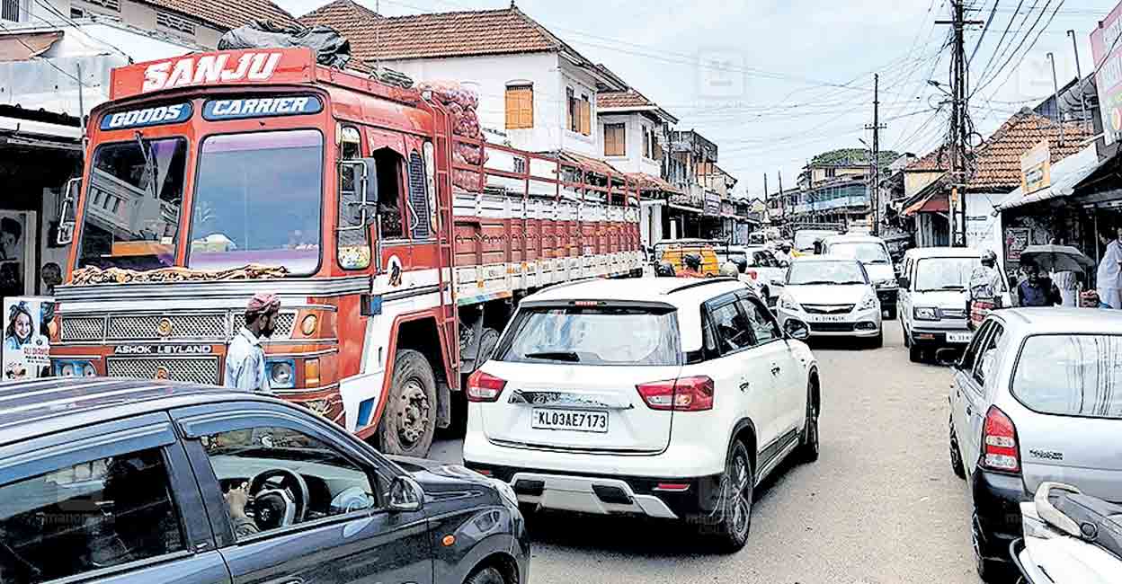 ktm-chanaganssery-traffic-block.jpg