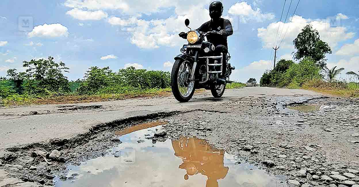 kumarakari-road-potholes.jpg