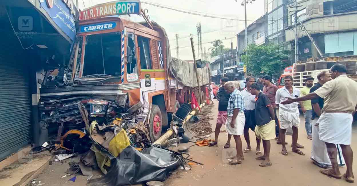 lorry-accident-pandikkad.jpg