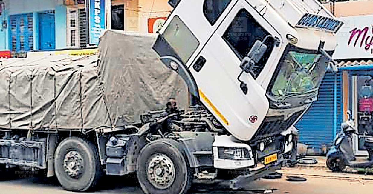 ns5-vaniyamkulam-lorry-traffic-jam.jpg