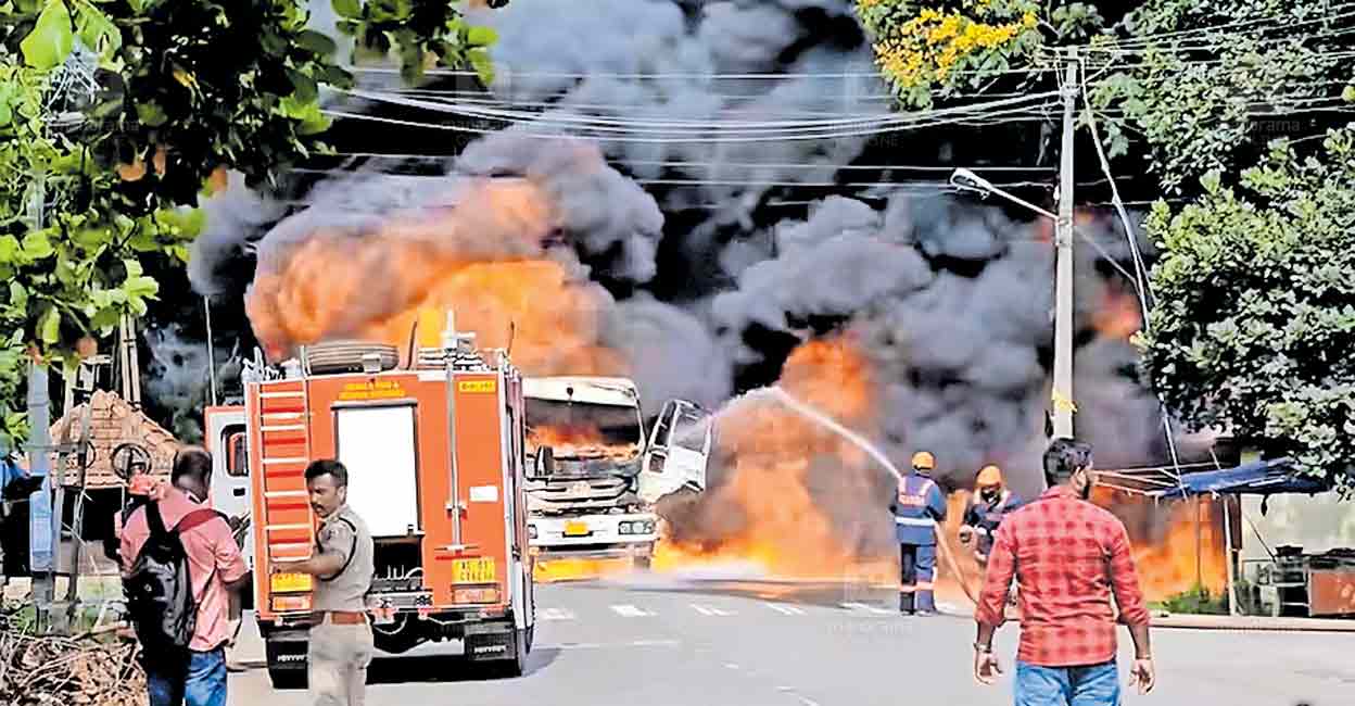 thihruvalla-lorry-on-fire.jpg