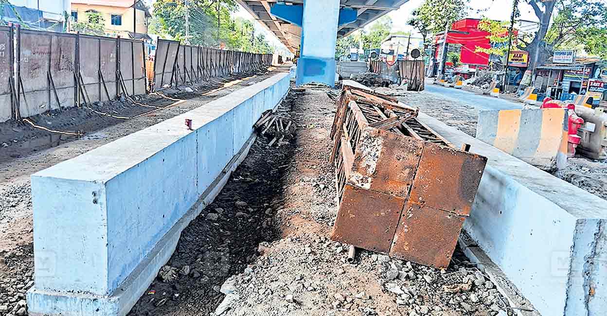 thuravoor-highway-median-wall.jpg