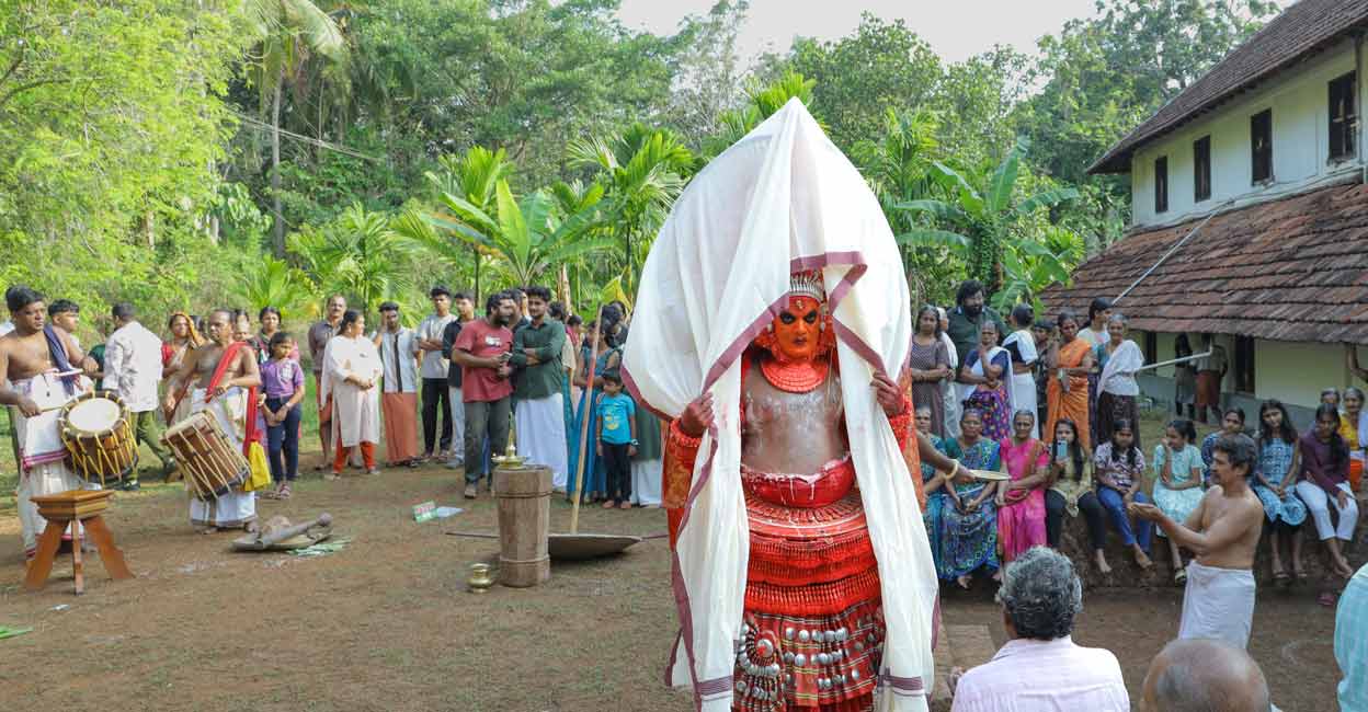 ummaachi-theyyam-neeleswaram.jpg