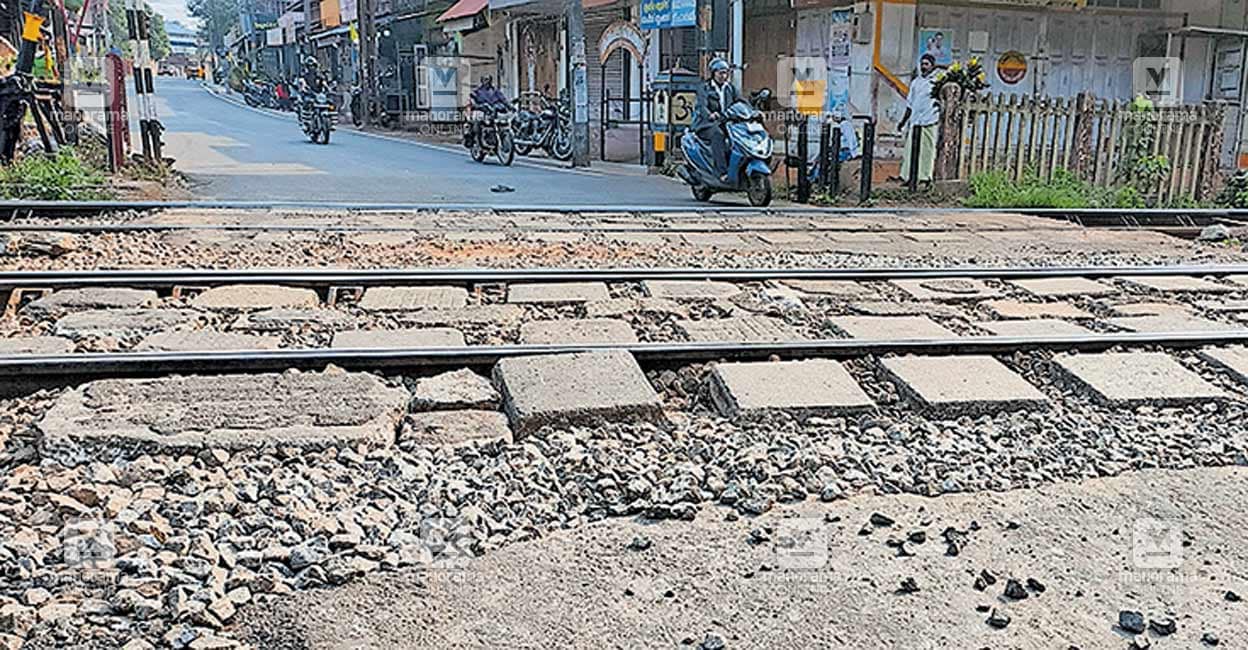 varkala-punnamoodu-railway-level-cross.jpg