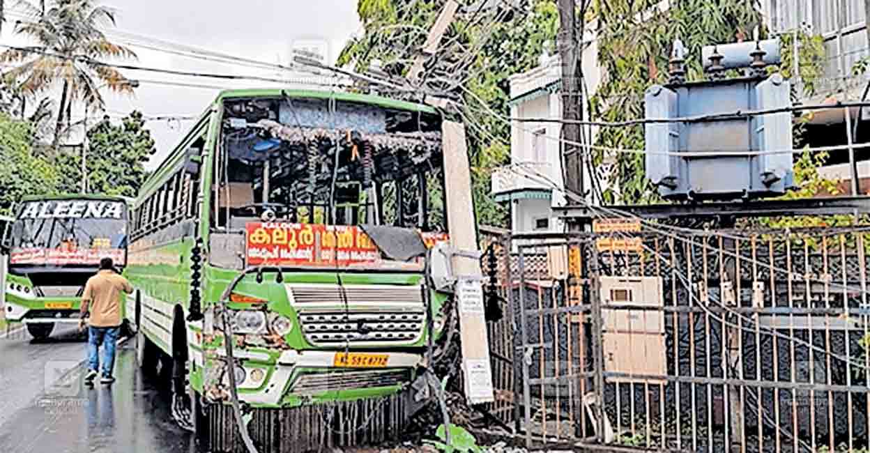 aluva-fort-cochin-accident.jpg