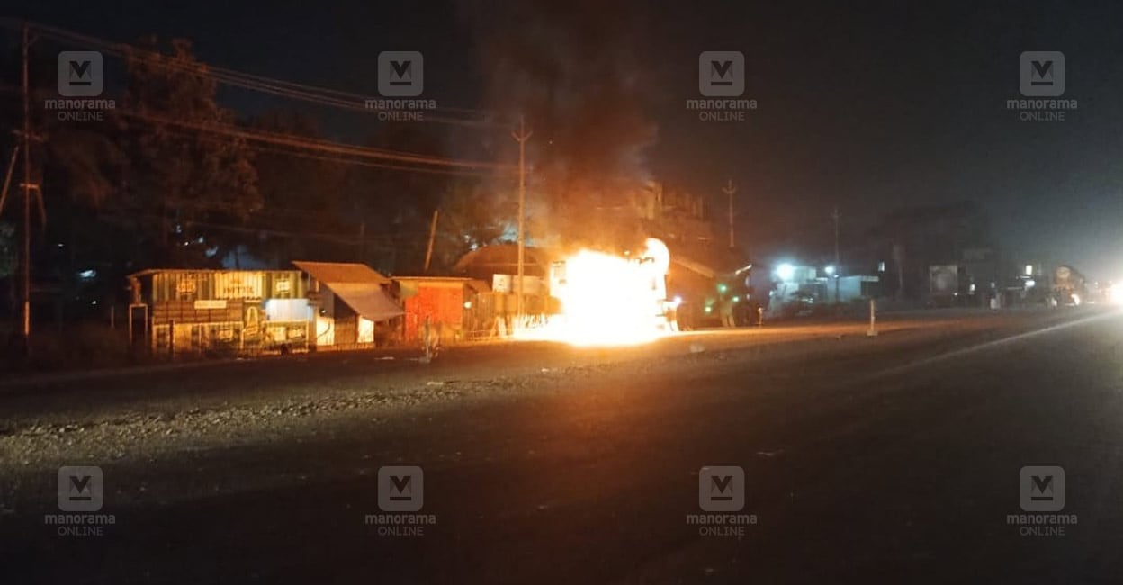 cement-lorry-fire-caught-thuravoor.jpg