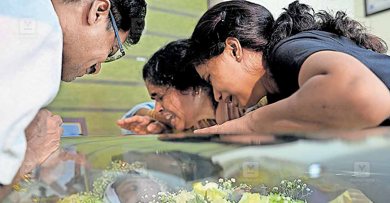 ekm-angamaly-ivin-family.jpg