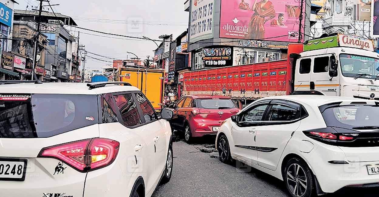 ekm-angamaly-traffic-block.jpg