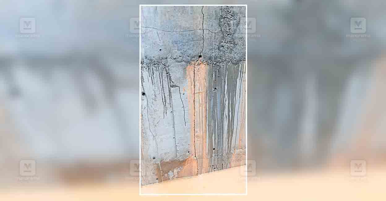 ernakulam-crack-found-on-side-wall-national-highway-66-edappally-moothakunnam-reach.jpg