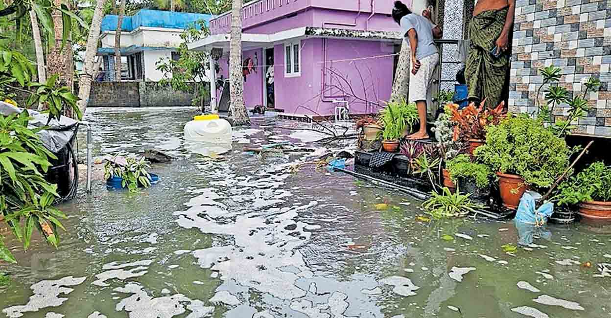 ernakulam-waterlogging-cheriyakadvau.jpg
