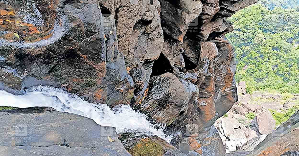 kakkayam-urakkuzhi-water-fall.jpg